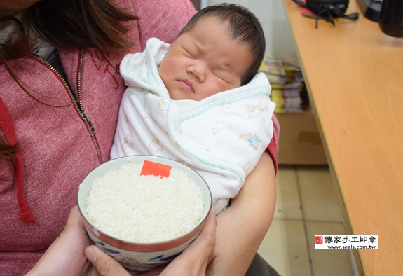 鍾寶寶(新北永和區嬰兒寶寶滿月剃頭理髮、免費嬰兒剃胎毛儀式吉祥話)。中國風會場，爸媽寶貝免費穿「日中韓」古裝禮服。專業拍照、DVD光碟、證書。★購買「臍帶章、肚臍章、胎毛筆刷印章」贈送：剃頭、收涎、抓周，三選一。 2015.09.20 照片7